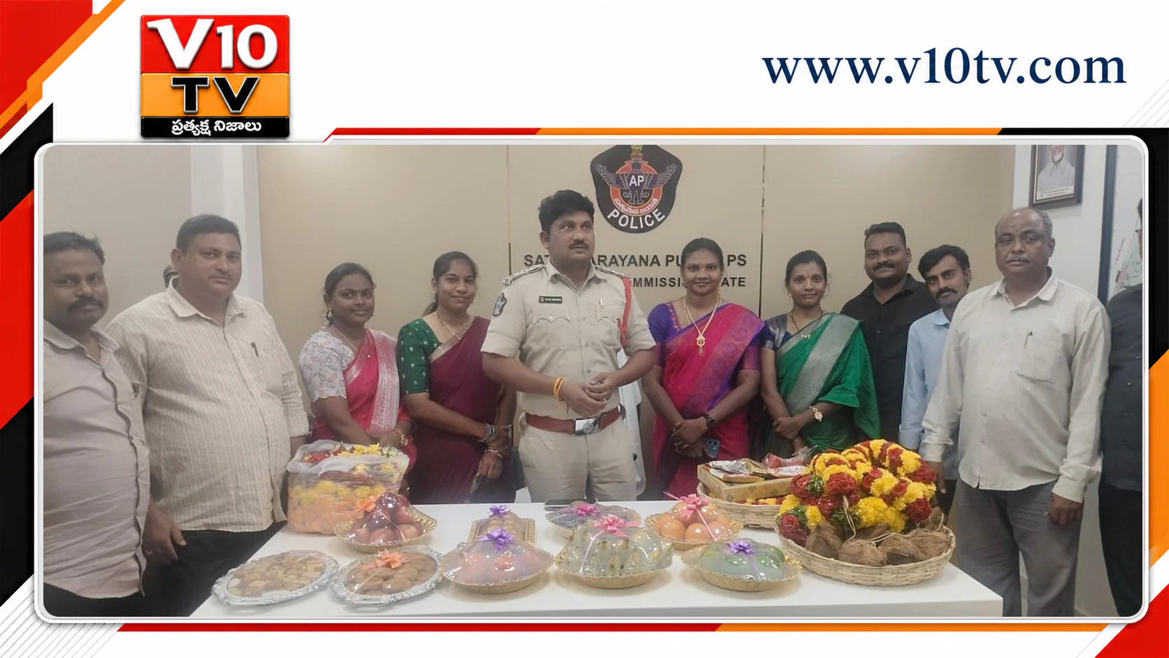 కనకదుర్గమ్మకు ఆషాఢ మాస సారె సమర్పించిన సత్యనారాయణపురం పోలీసులు — చిత్రం 2
