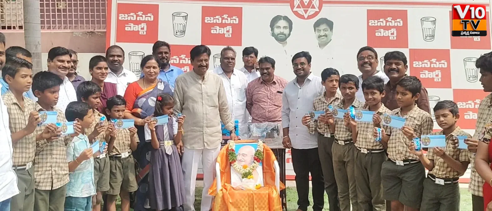 గాంధీజీ సేవలు స్ఫూర్తిదాయకం: సామినేని ఉదయభాను — చిత్రం 2