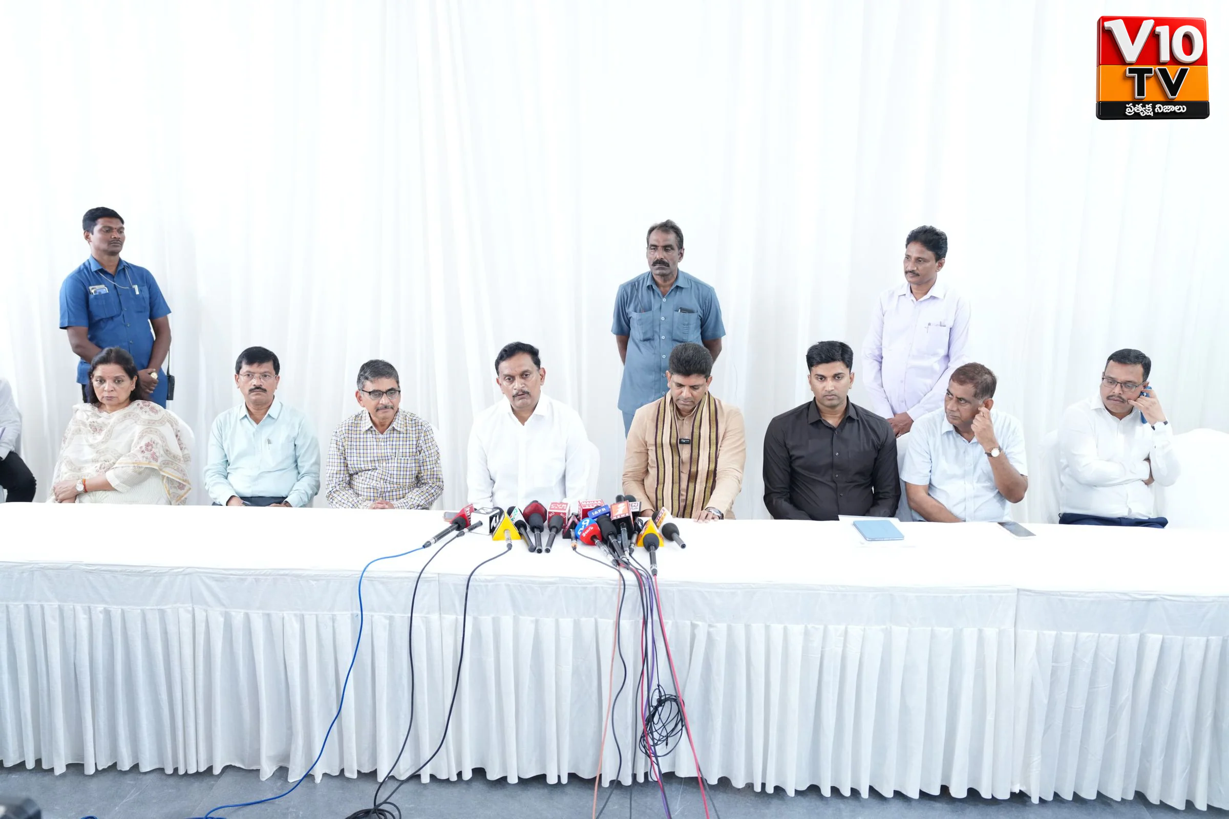 సరస్ మేళా ఏర్పాట్లను పరిశీలించిన కేంద్ర మంత్రి పెమ్మసాని, ఎంపీ చిన్ని — చిత్రం 2