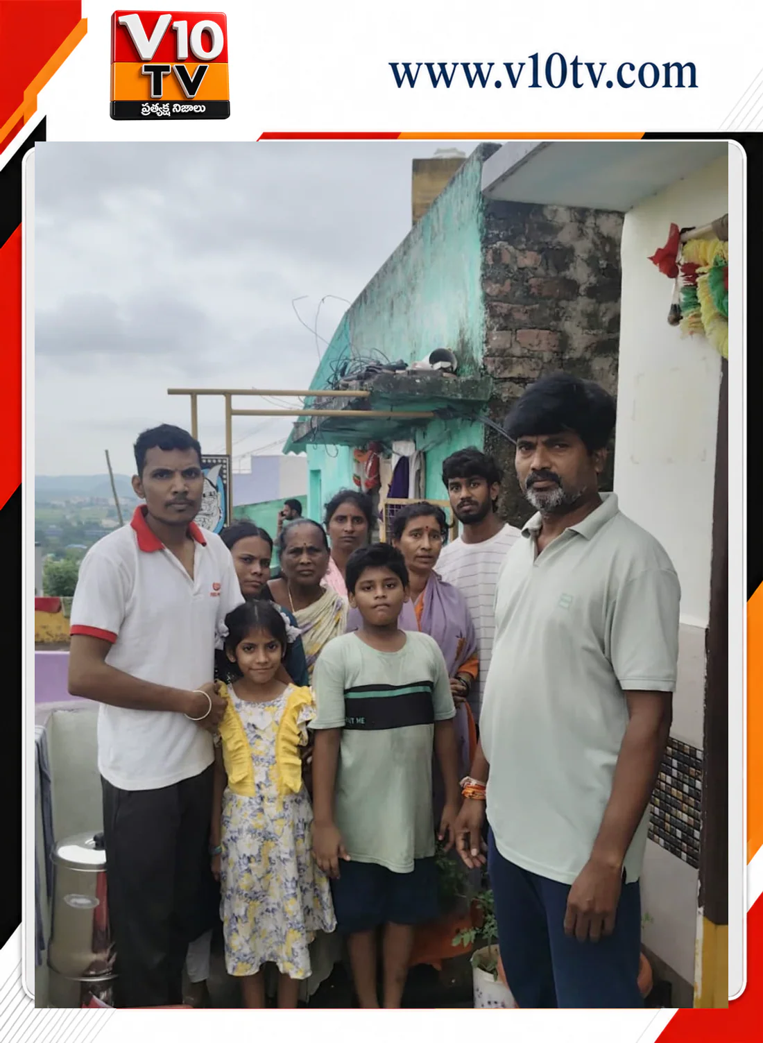 కూలిన రక్షణ గోడ.. వీధినపడ్డ నాలుగు కుటుంబాలు — చిత్రం 1