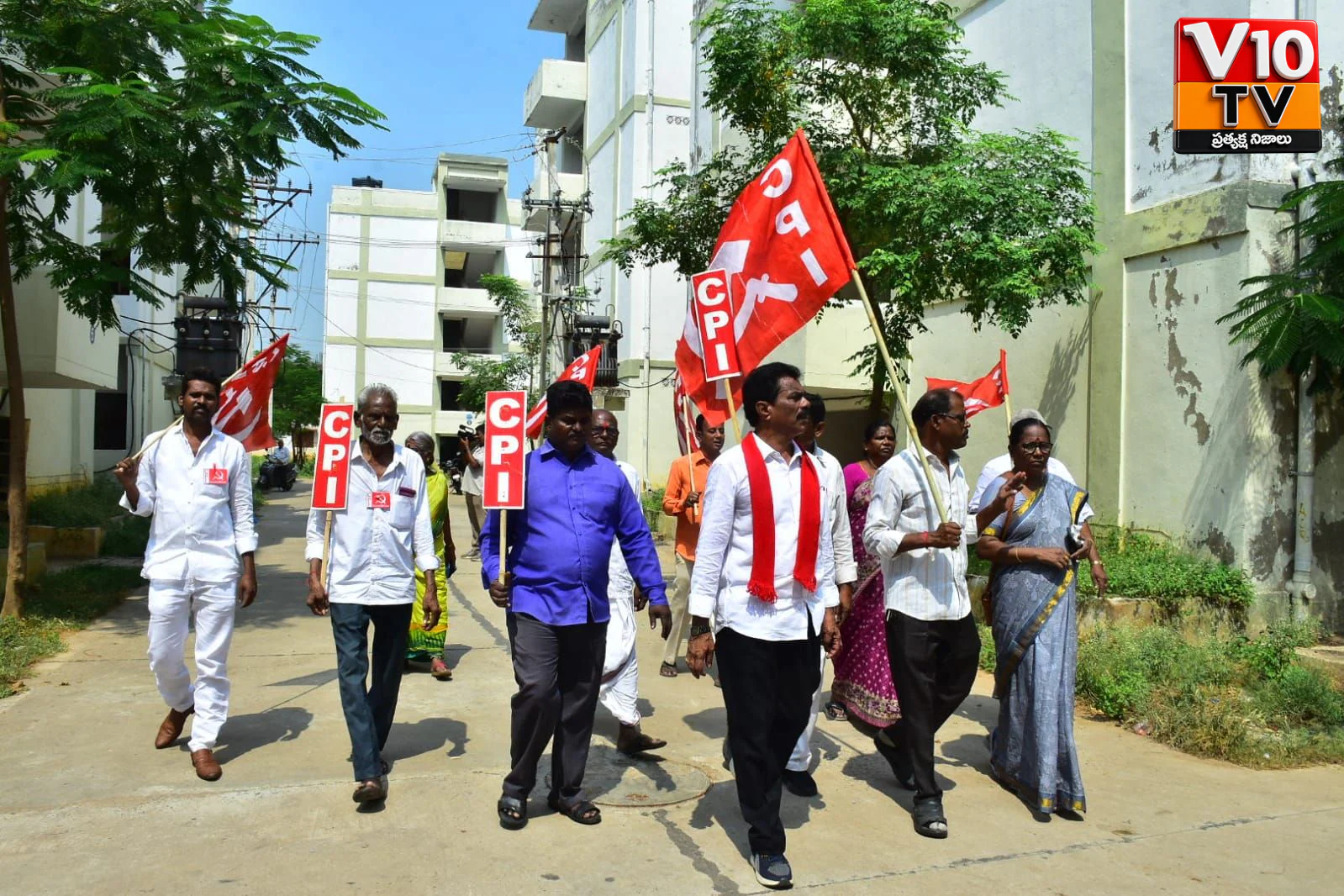 పదేళ్లుగా పేదల ఇళ్లకు తాళాలు! — చిత్రం 2