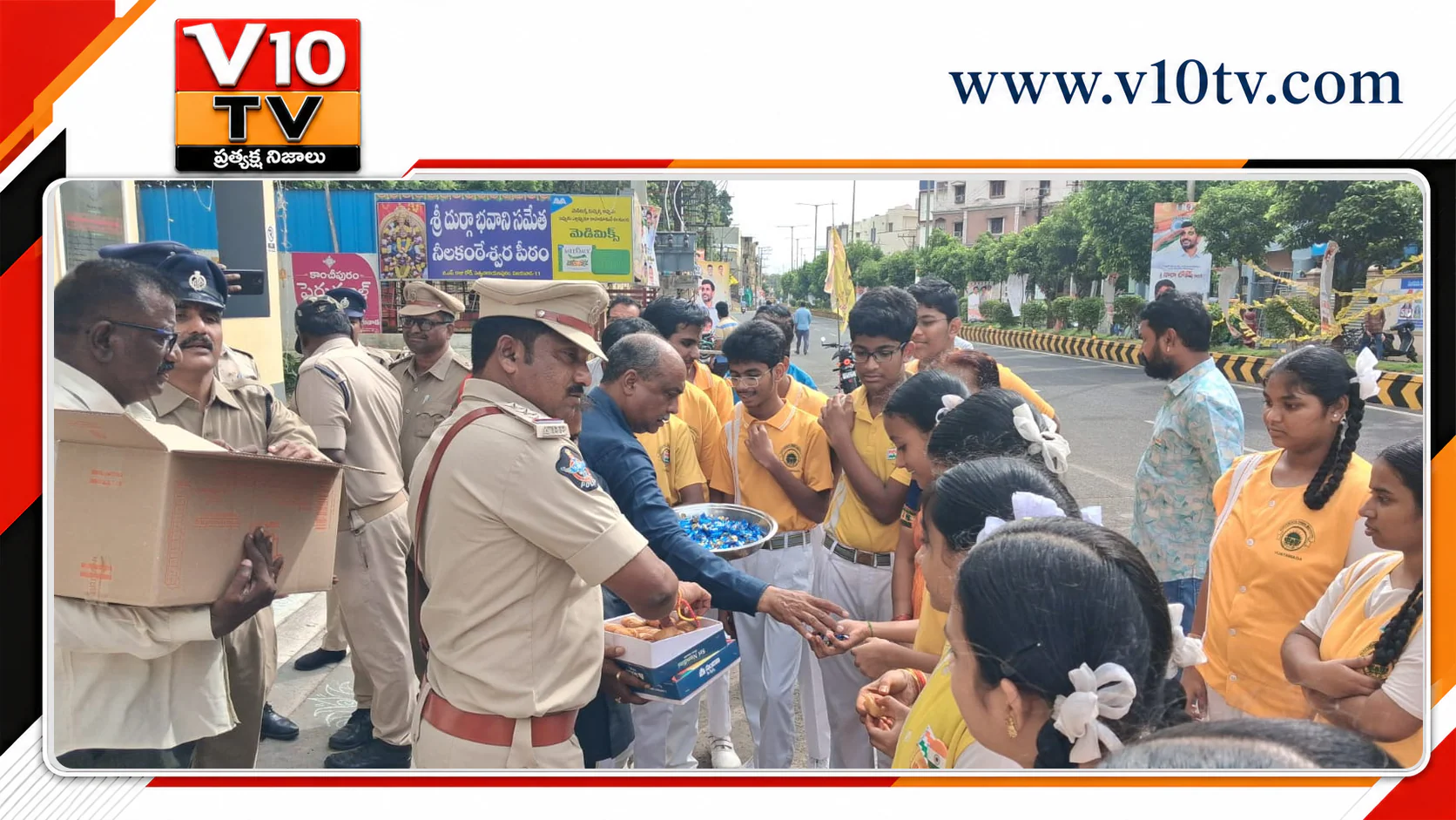 చిన్నారులతో సత్యనారాయణపురం సీఐ స్వాతంత్ర్య వేడుకలు — చిత్రం 2