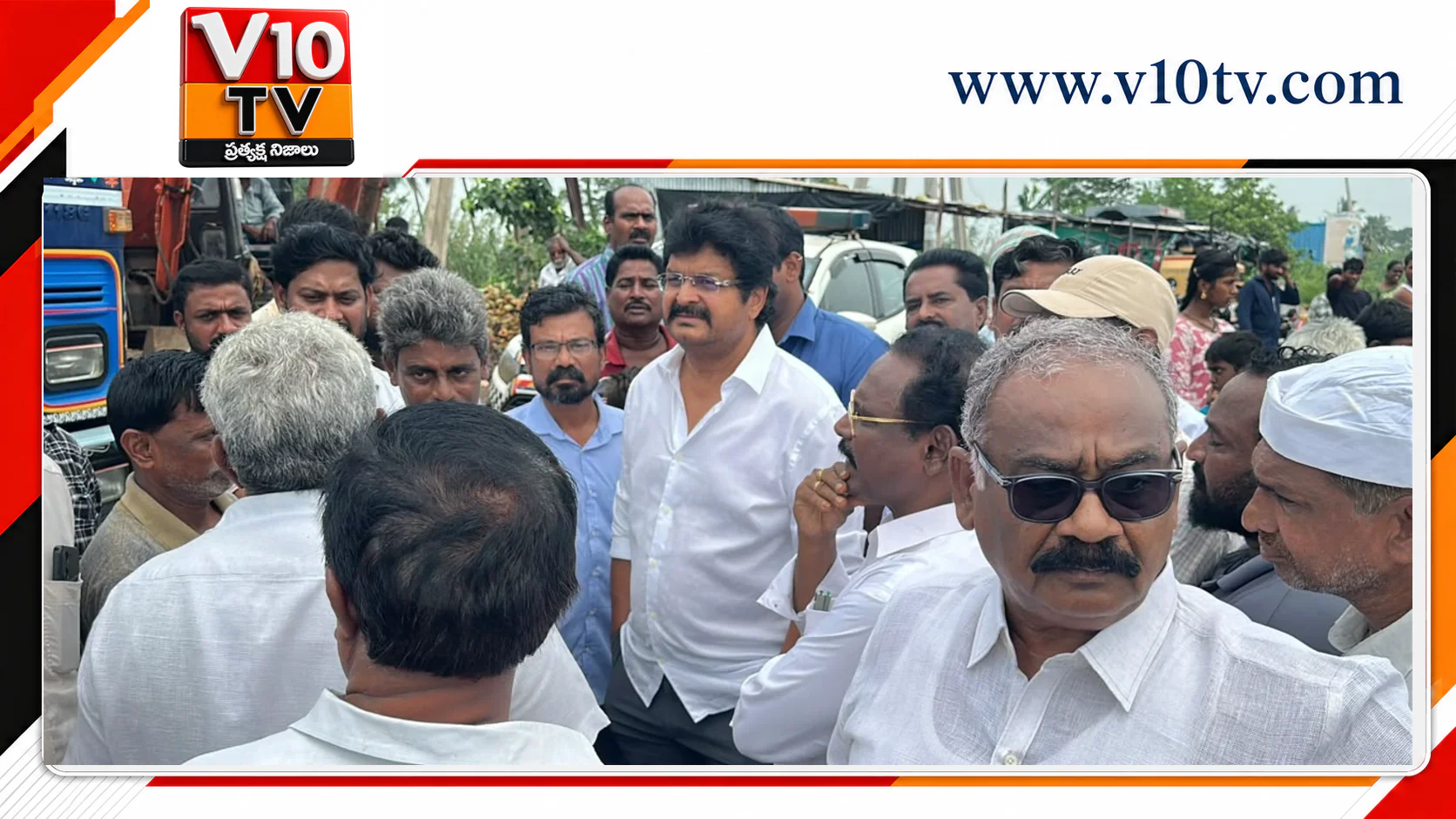 బుడమేరు వరద ప్రవాహాన్ని పరిశీలిస్తున్న గుడివాడ ఎమ్మెల్యే వెనిగండ్ల రాము — చిత్రం 3