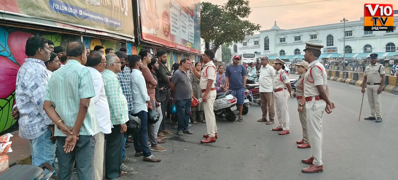 హెల్మెట్తోనే ప్రాణాలకు రక్షణ — చిత్రం 2